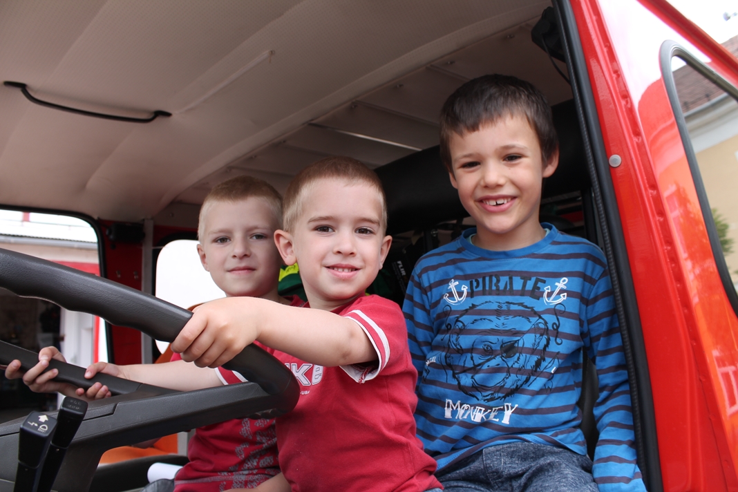 Próbáld ki a pilisvörösvári és a pilisszentiváni tűzoltók felszereléseit gyereknapon!