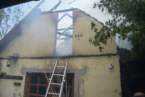 Családi ház tetőszerkezete égett csütörtökön Solymáron (+KÉPEK)