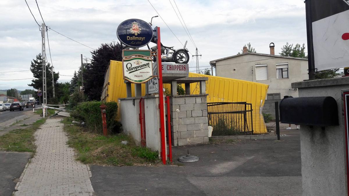 Udvarba hajtott egy kamion pótkocsija a Szarvasi kanyarnál (+Képek)